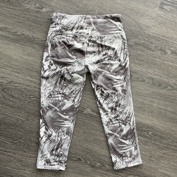 XS Athleta palm Chaturanga cropped leggings EUC - Picture 6 of 9